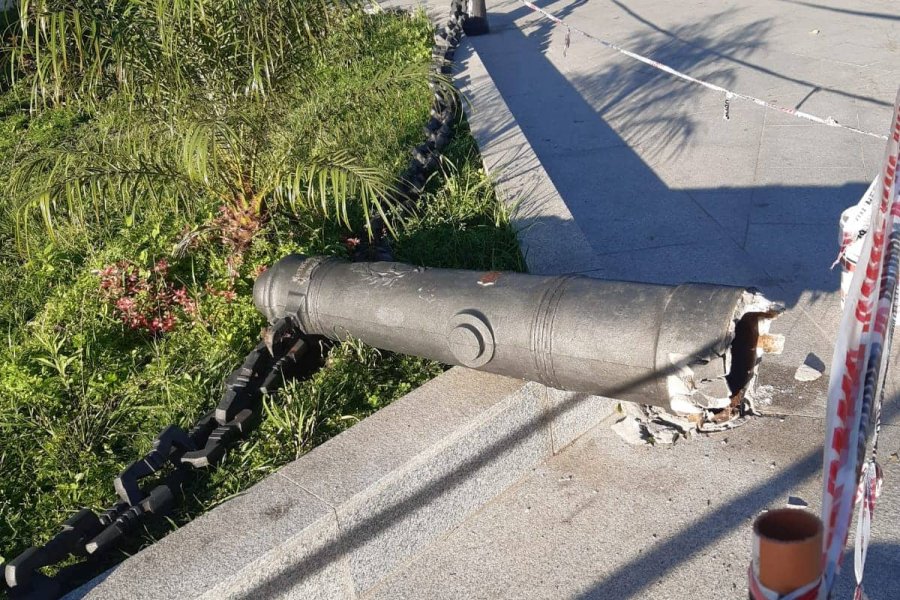 Insólito: Destruyeron uno de los históricos cañones de la plaza 25 de Mayo