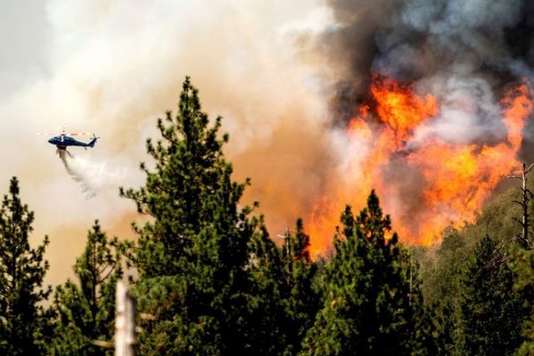 California arde en llamas y Kentucky sufre las inundaciones más graves de su historia