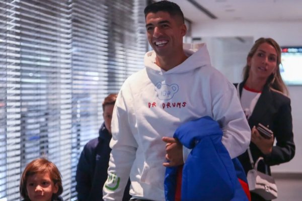 Luis Suárez llegó a Uruguay en el avión de Messi