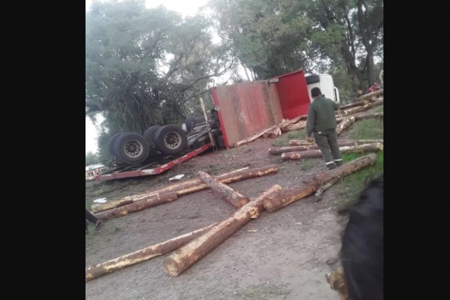 Volcó un camión con postes y de milagro no provocó una tragedia cerca de Esquina