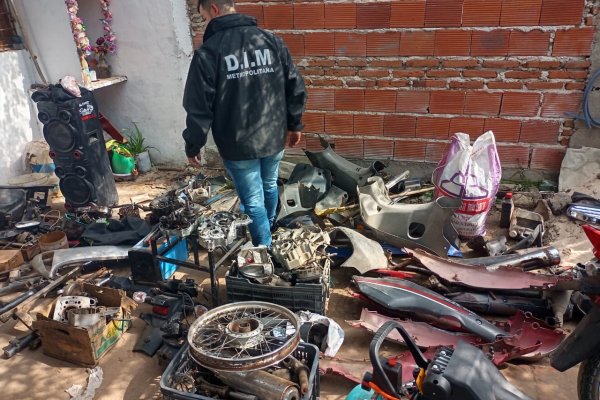 Dos detenidos y policías agredidos al desmantelar un desarmadero clandestino en Capital