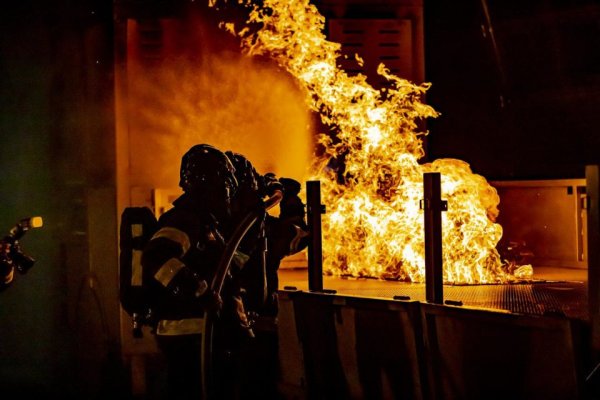 Bomberos luchan contra un incendio forestal que amenaza una ciudad en California