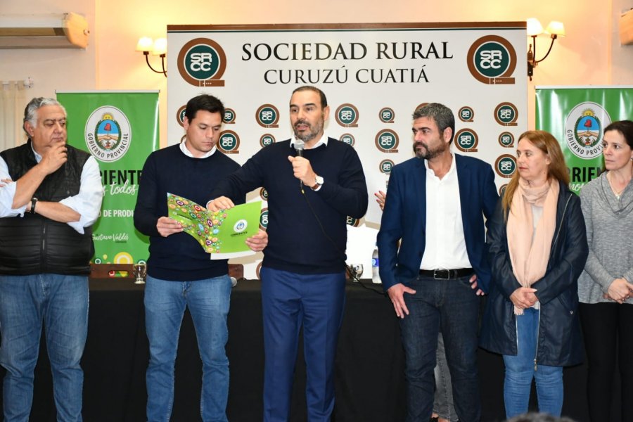 Valdés entregó subsidios a productores y anunció inversión para obras en la Rural de Curuzú Cuatiá