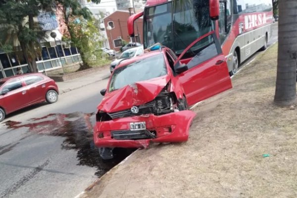 Un colectivo chocó a un auto en plena avenida 3 de Abril