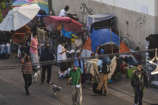 En Los Ángeles prohíben a las personas en situación de calle estar cerca de las escuelas