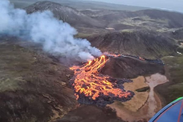 Las imágenes impresionantes de la erupción de un volcán en Islandia