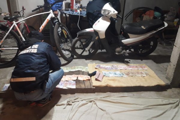 La Policía de Corrientes aprehendió a dos personas y secuestró gran cantidad de cosas, entre ellas marihuana