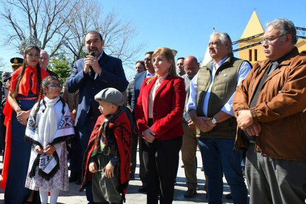 Valdés inauguró obras en Lomas de Vallejos y firmó convenios para viviendas