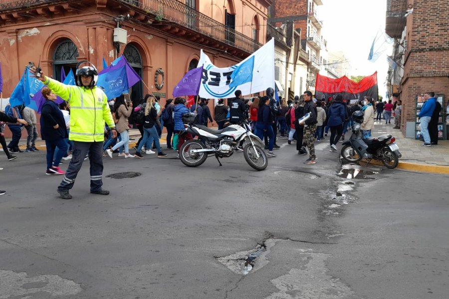 La protesta social en Corrientes: llegan a la plaza 25 de mayo agrupaciones sociales