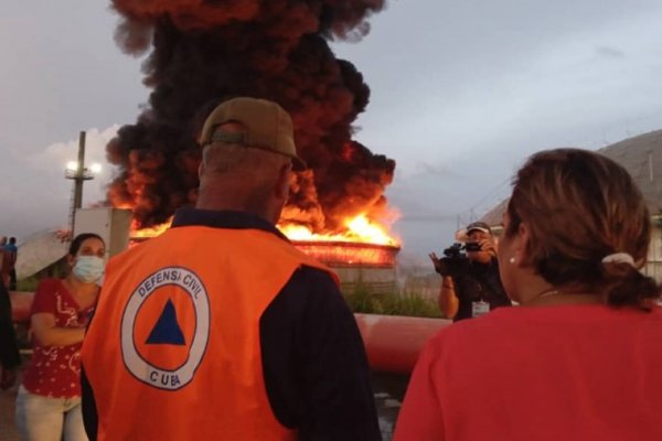 Cuba: colapsó un segundo tanque petrolero y temen que el incendio se siga propagando