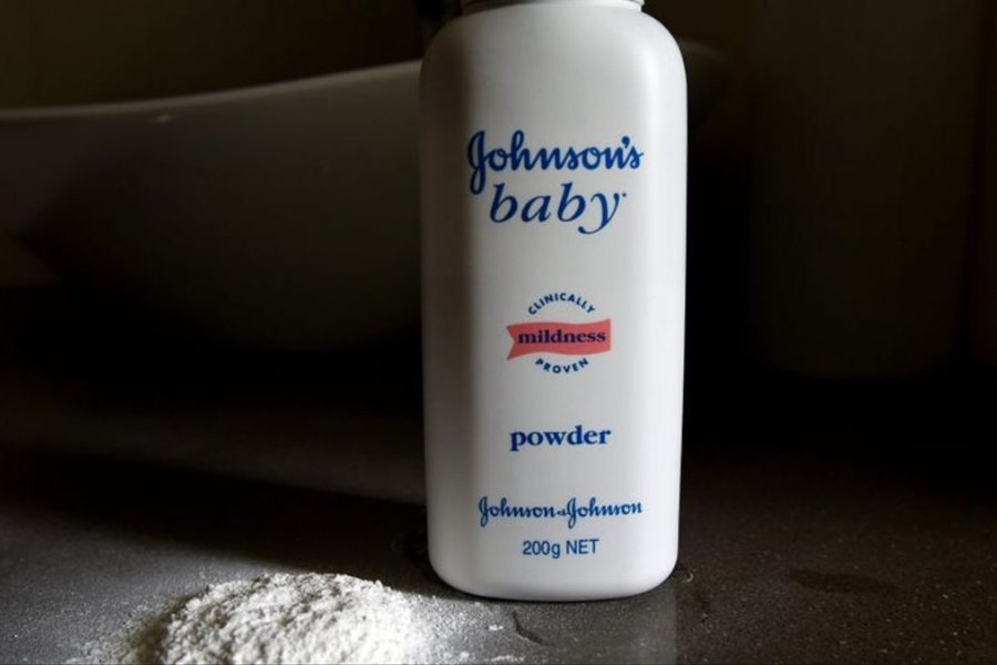Johnson & Johnson suspende la venta de sus talcos para bebés