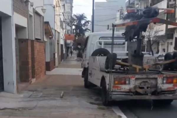 Corrientes: sin aviso previo la municipalidad levanta automóviles en la vía pública