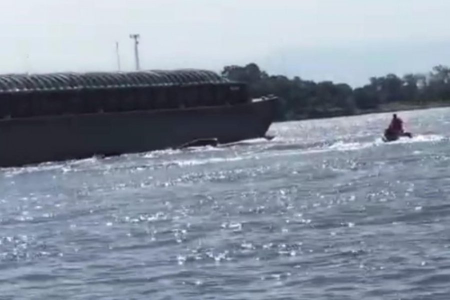 Barcaza embistió a una lancha y un hombre desapareció en el Paraná