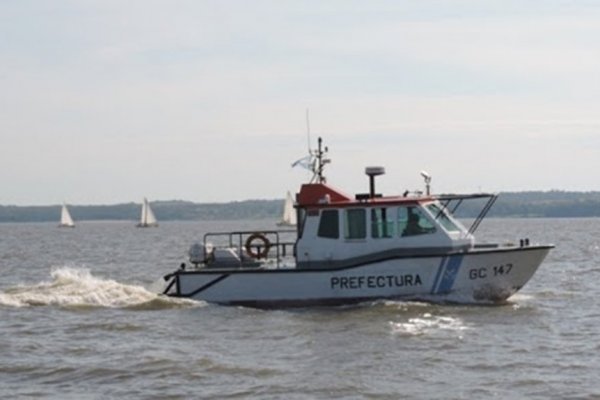 Corrientes: Rescatan a una pareja que quedó varada en una isla y buscan a un menor