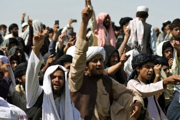 En medio de una crisis humanitaria, los talibanes conmemoran su primer año en el poder