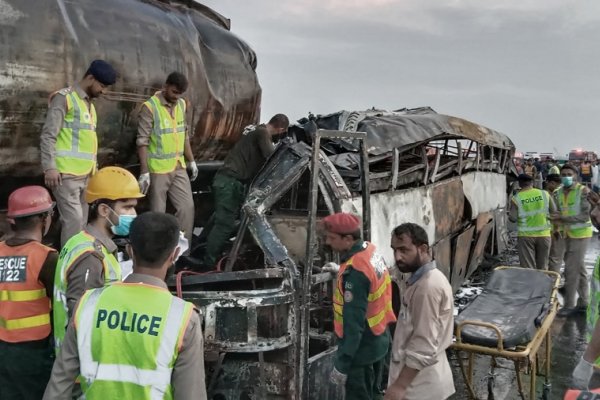 Al menos 20 muertos al chocar un micro con un camión cisterna