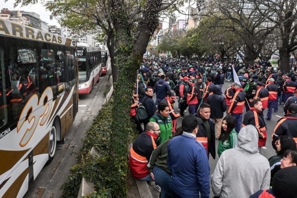 Comienzan las concentraciones para marchar desde el Obelisco hasta el Congreso