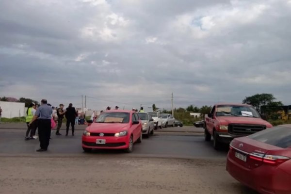 Piquete en el acceso al Aeropuerto pidiendo la devolución de terrenos