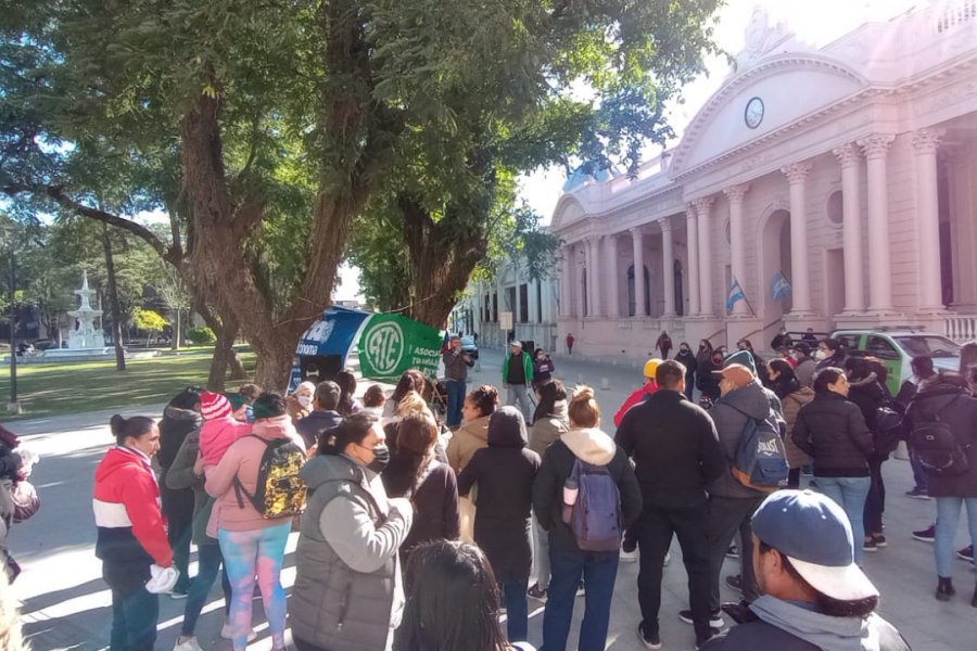 Corrientes: protesta de precarizados frente a Gobernación por falta de pago de salarios