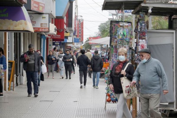 Comercios del microcentro tuvieron atención normal, pese al feriado provincial por el Libertador de América