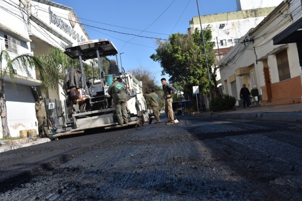 Reasfaltan la calle San Martín entre La Rioja y Chaco