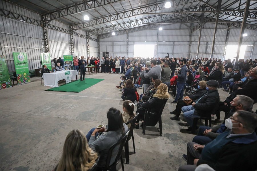 Entregaron susbsidios a productores goyanos y firmó convenios de obras para San Isidro