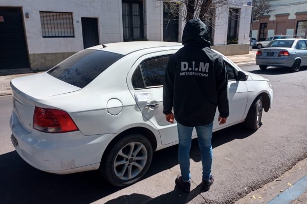 La Policía demoró a tres personas, secuestró un automóvil y un arma de fuego