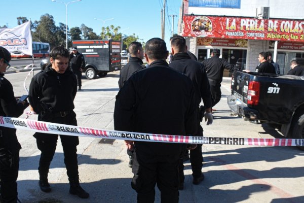 Un chofer muerto y 3 cadetes de un liceo militar heridos por un ataque a la combi que los trasladaba