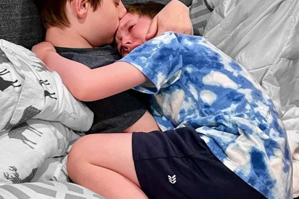 Adolescente de 15 años sabe que morirá de cáncer y contuvo a su hermano menor con un abrazo que conmovió al mundo