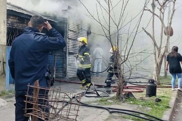 Tragedia en Berisso: dos niños y un joven de 20 años murieron por un feroz incendio