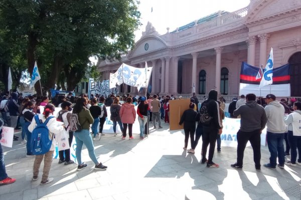 Corrientes: reacción del Gobierno ante la protesta social, paga salarios atrasados y con aumento