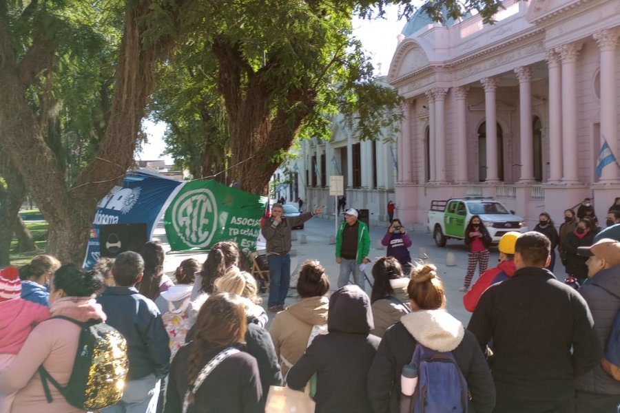 Corrientes: recrudece la protesta en un ministerio en medio de denuncias por amenazas