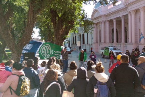 Corrientes: recrudece la protesta en un ministerio en medio de denuncias por amenazas