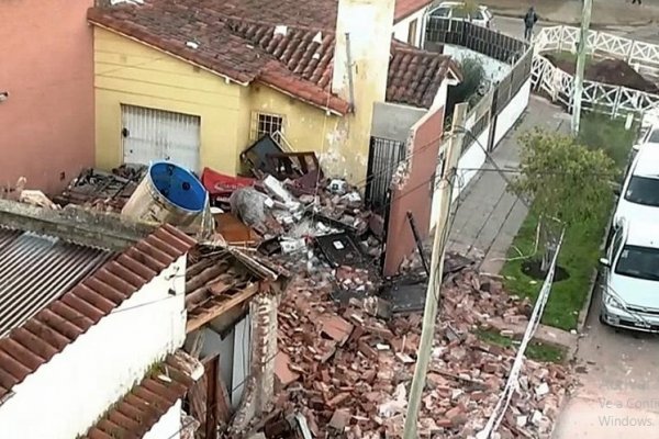 Explotó una casa por fuga de gas y realizan peritajes