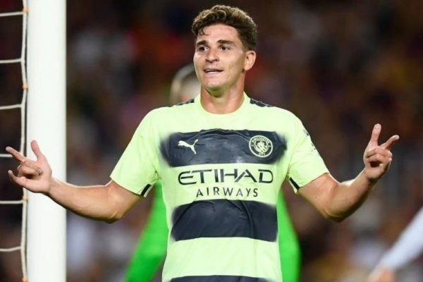 Con un gol de Julián Álvarez, Manchester City igualó en un amistoso con Barcelona