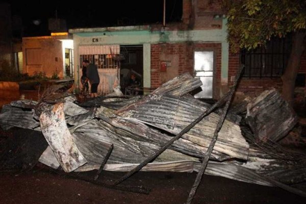Mendoza: un hombre prendió fuego la casa de su expareja con la mujer y su hija adentro