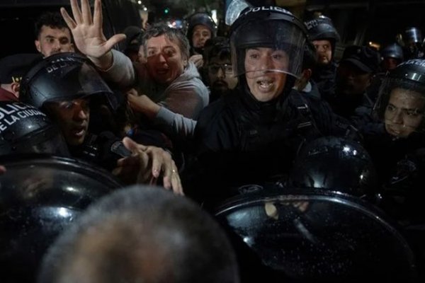 Empujones y gritos entre Máximo Kirchner y la policía cuando quiso ingresar al departamento de Cristina