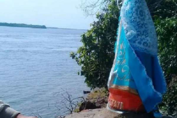 Un grupo de pescadores colocaron una imagen de la Virgen María a orillas del río