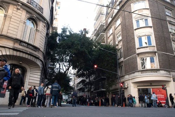 Militantes permanecen frente a la casa de la vicepresidente Cristina Fernández