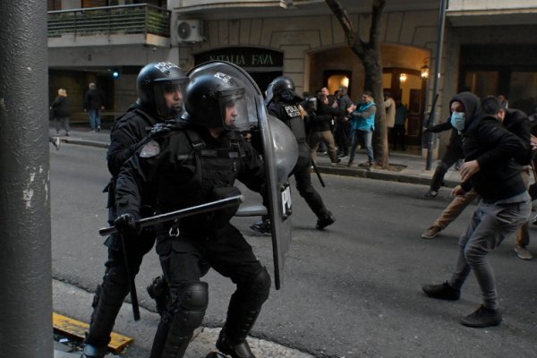 Ordenaron a Larreta que cesen los operativos policiales en la casa de Cristina Fernández