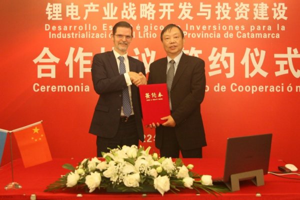 Catamarca anunció la industrialización del litio de la mano de inversores chinos