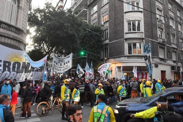 Militantes cumplen el décimo día de vigilia frente a la casa de Cristina