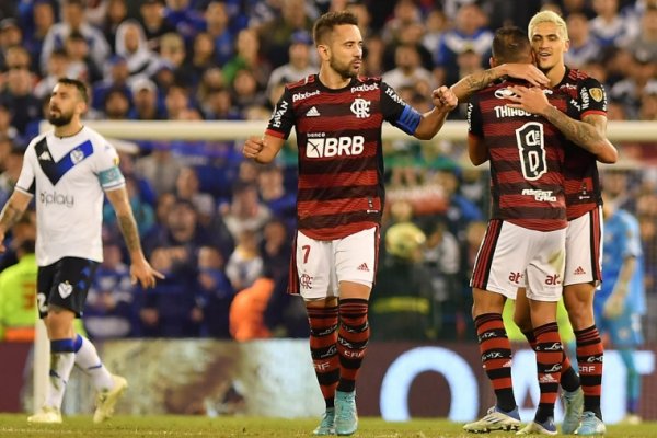 Vélez sufrió una dura goleada ante Flamengo que prácticamente sentencia la serie