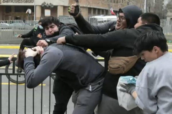 Golpearon al hermano del presidente Gabriel Boric en una protesta estudiantil