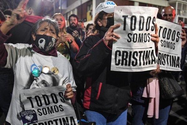 Manifestantes mantienen la vigilia frente a la casa de Cristina