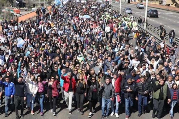 Masiva marcha en Plaza de Mayo para repudiar el atentado que sufrió Cristina Kirchner