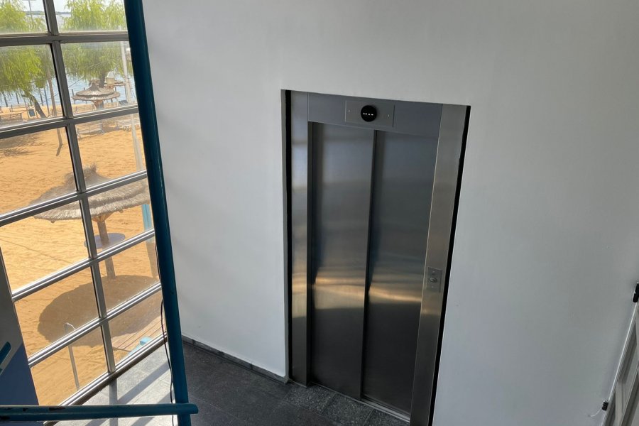 Regatas inaugura el ascensor en el edificio deportivo
