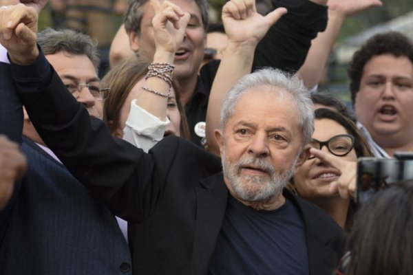 Lula tiene 44% contra 31% de Bolsonaro a menos de un mes de las elecciones