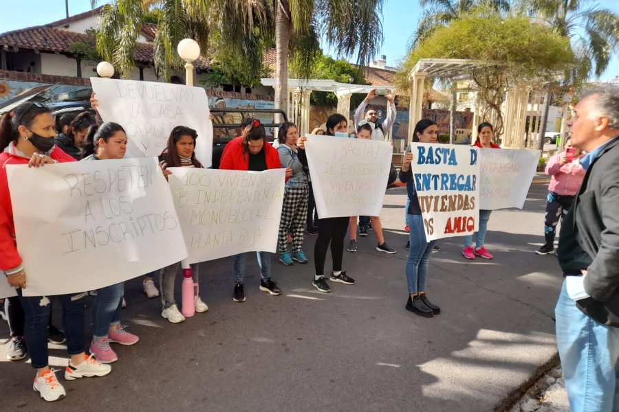 INVICO: protesta en repudio por supuesta entrega irregular de viviendas