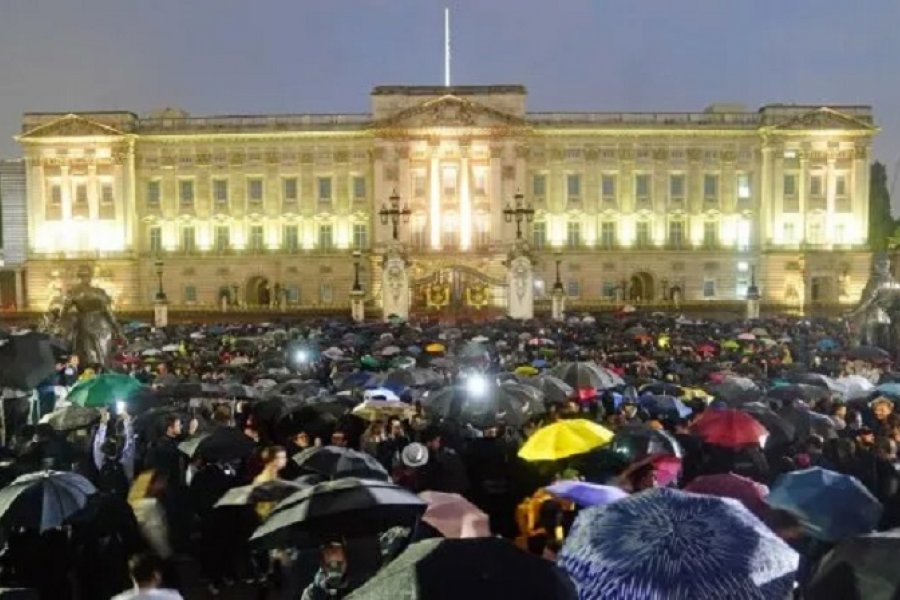Multitudinaria vigilia en el Palacio de Buckingham tras la muerte de la reina Isabel II